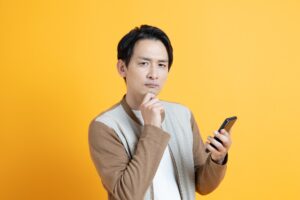 DVDの捨て方に悩む男性